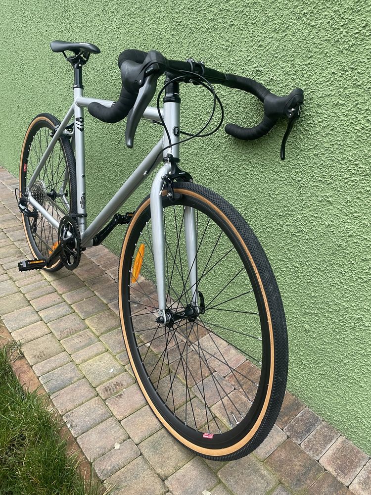 Nowy rower Gravel na kołach 28”