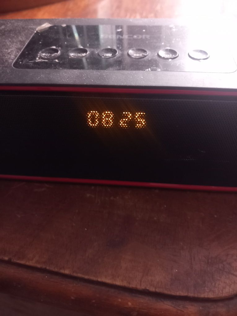 Głośnik przenośny Bluetooth z radiem.