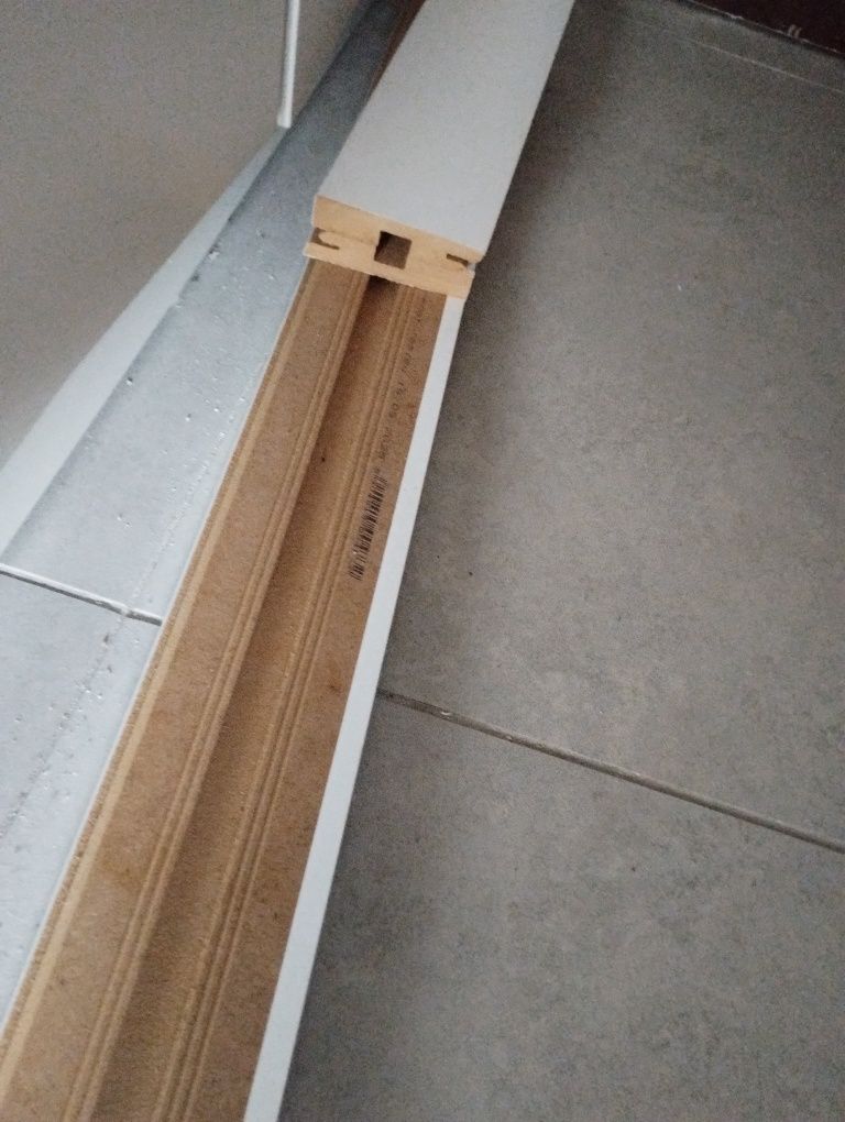 Listwa mdf biała przypodłogowa kawałki 2,1 1,04 0,4 i 0,3 m