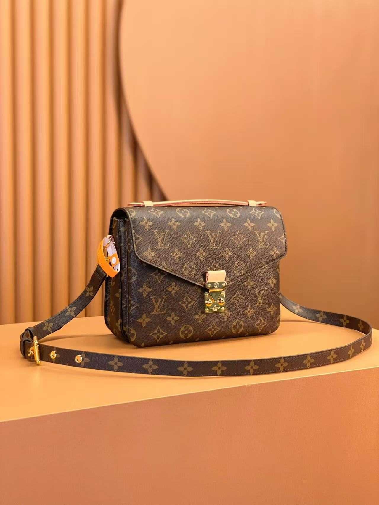 LOUIS VUITTON Pochette Metis