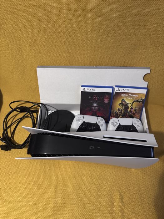 Sony PlayStation 5 + 2 геймпада + 2 гри