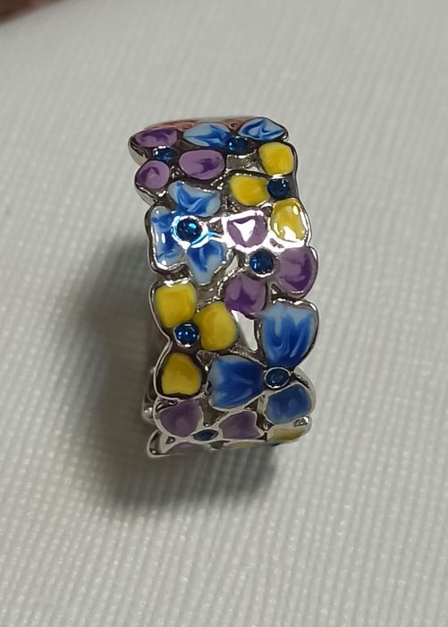 На подарок серебристое кольцо с эмалью