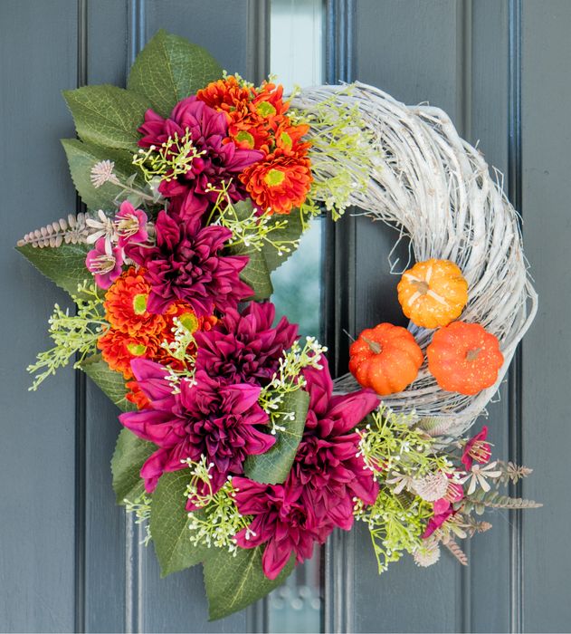 Jesienny wianek z chryzantemami i dyniami rękodzieło 45 cm