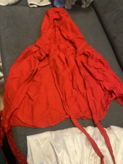 S2.  Strój czerwonego kapturka rozmiar 116