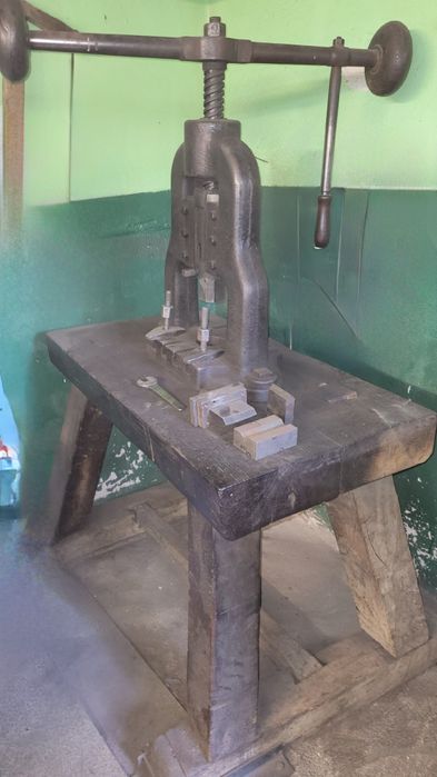 Prasa mimośrodowa ręczna