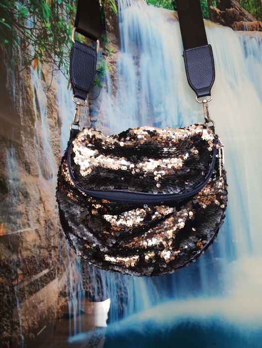 Torebka cekinowa srebrno -granatowa.