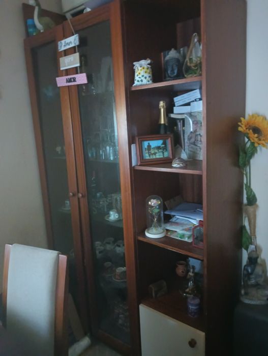 Estante com cristaleira