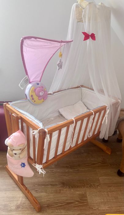 Klasyczna drewniana kołyska dla dzieci. Z baldachimem. Stan idealny