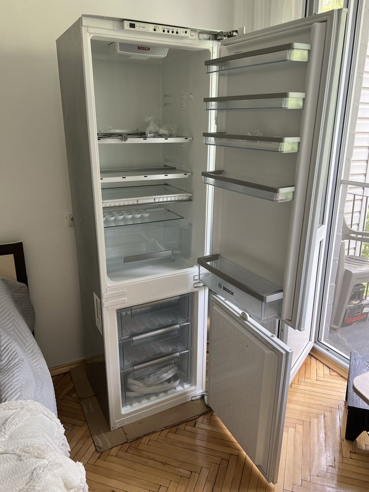 Вбудований холодильник з морозильною камерою фірми Bosch kis34a51.
