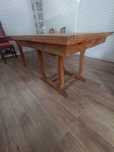 Mesa antiga e cadeiras renovadas