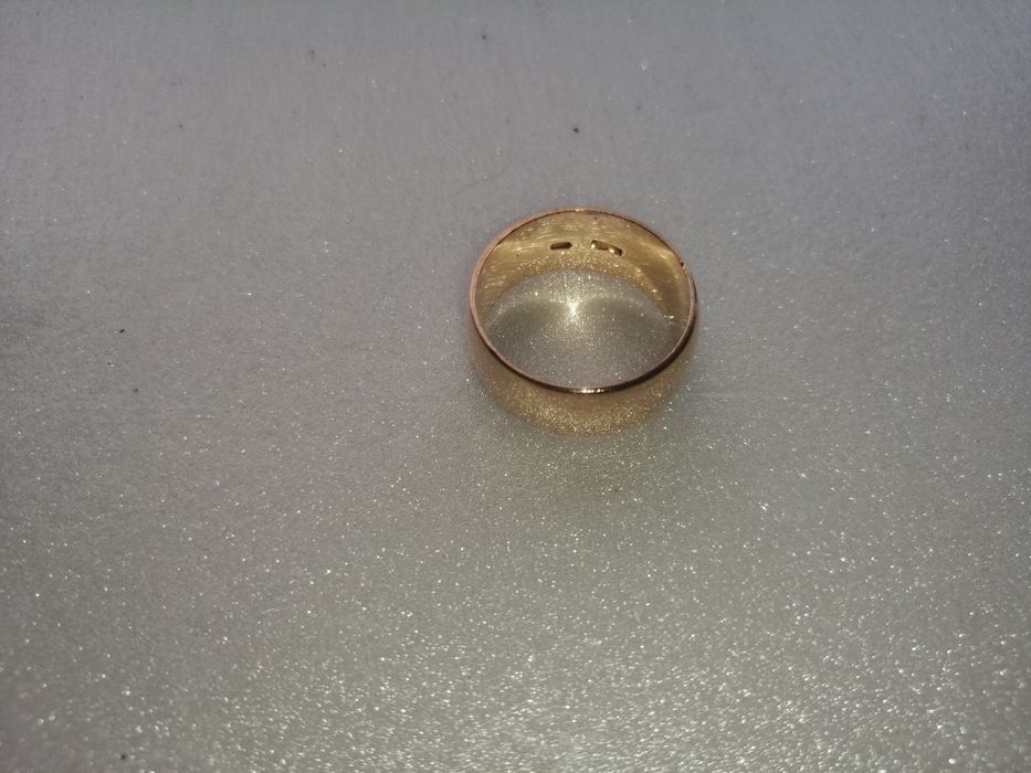 Продам кольцо золотое вес 7,3 размер 19