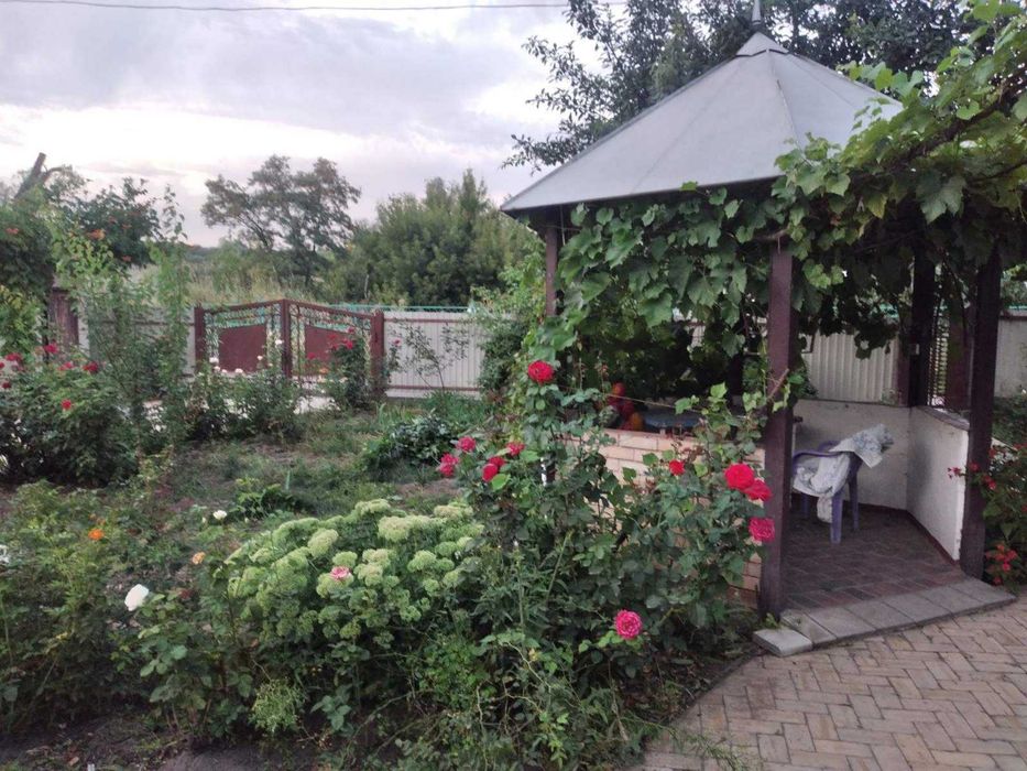 Продается дом с закрытым выходом к озеру. Словянск.