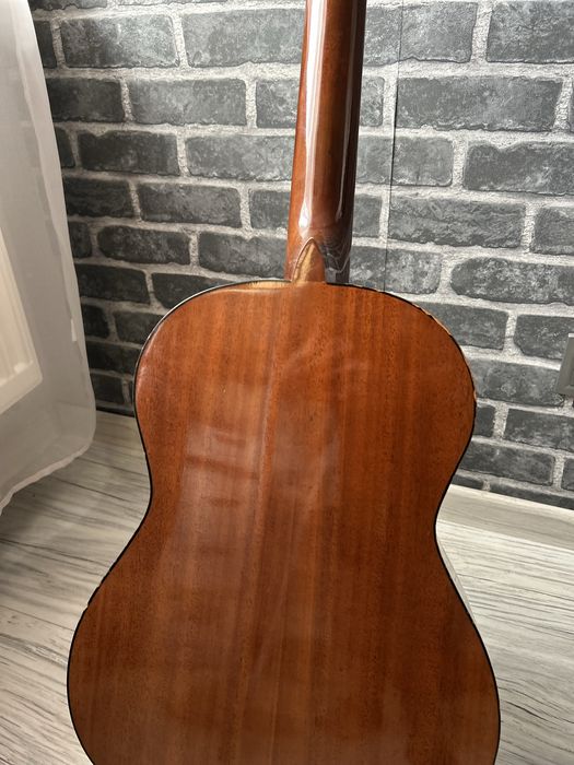 mała gitara akustyczna