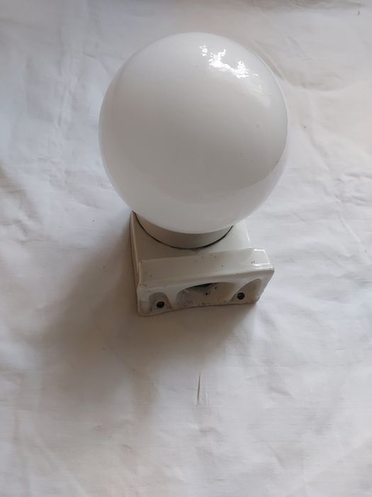 Lampa kinkiet, kula, biała PRL ceramiczna