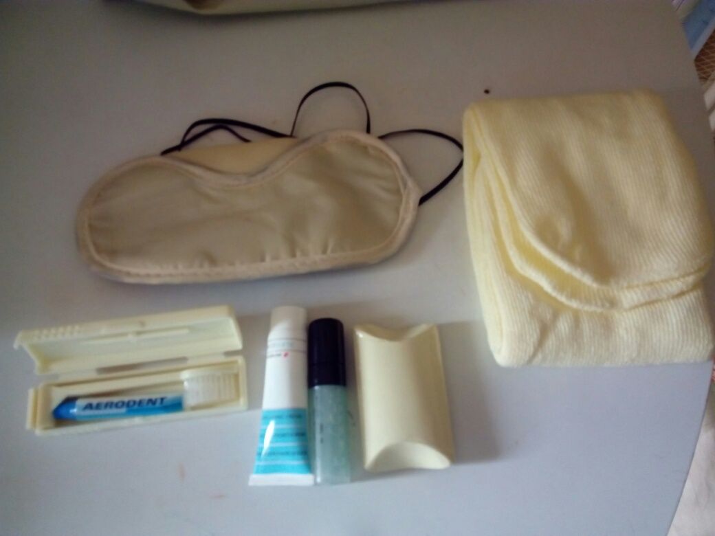Kits TAP vários de higiene pessoal para viagem