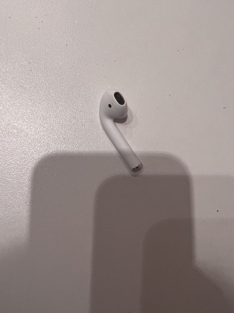 Продам правый наушник AirPods