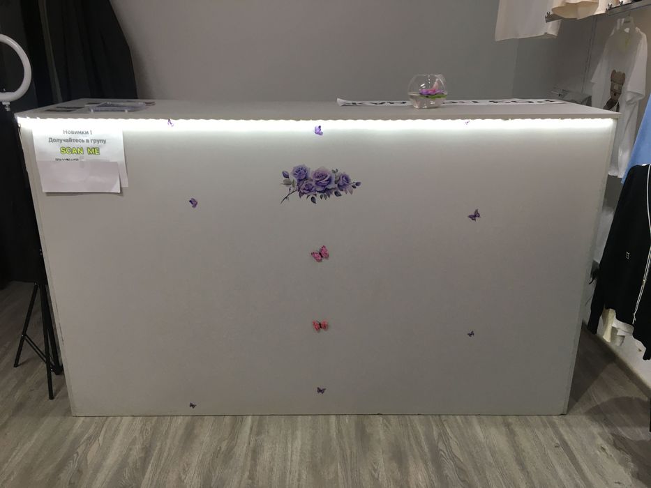 Стіл рецепшин для магазину, офісу, салону в дуже хорошому стані !