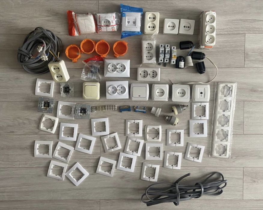 Розетки, вмикачі, кабель, автомати (електрика)