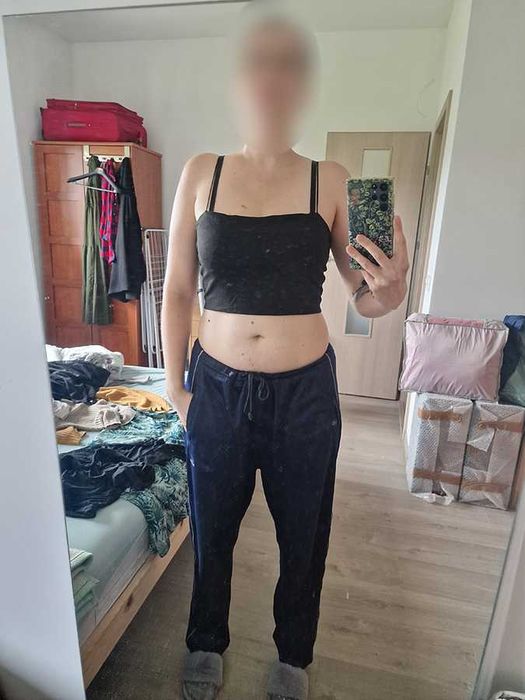 Krótki, czarny top na ramiączkach