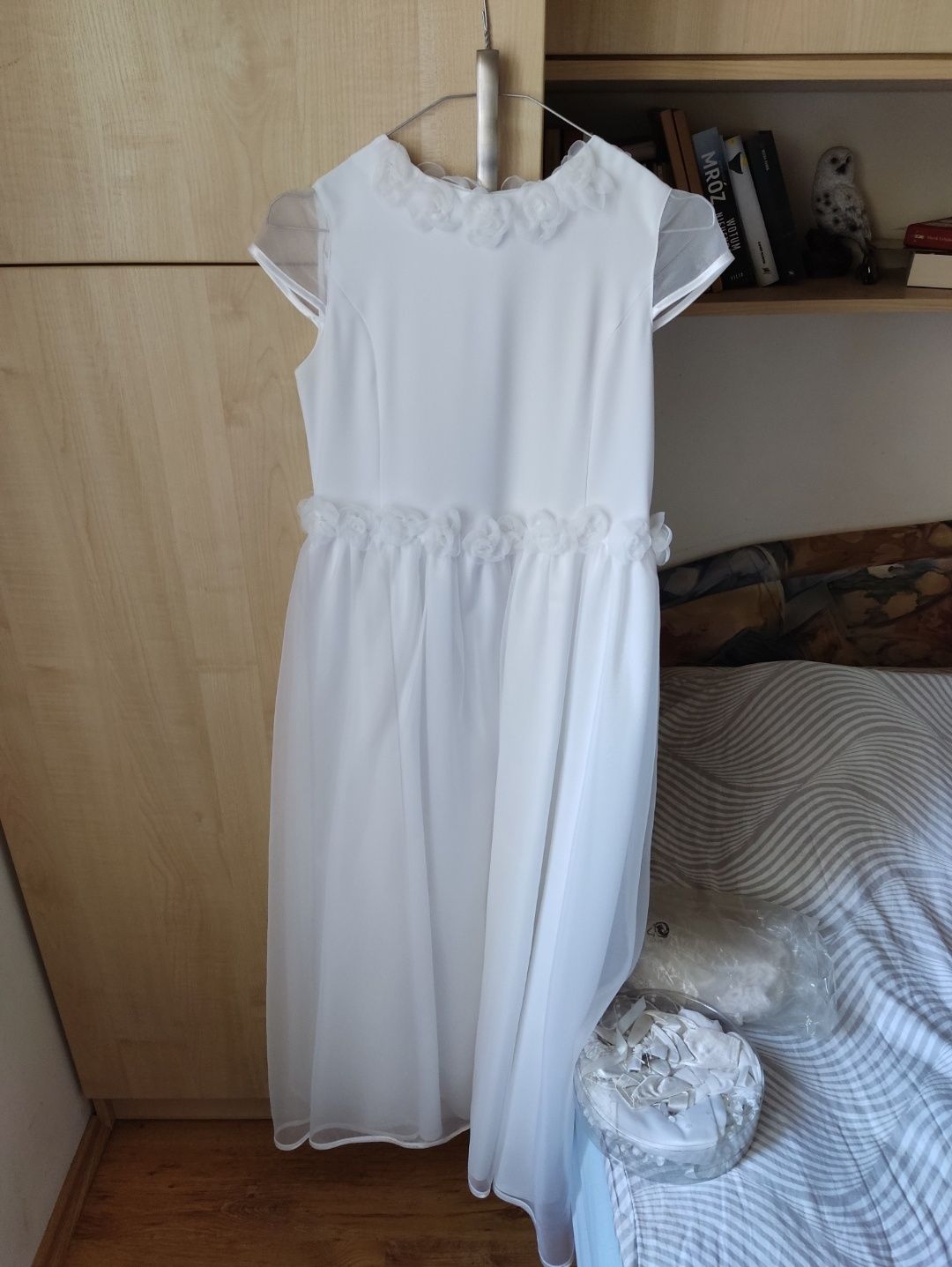 Biała sukienka komunijna z tiulem i różamii z dodatkami szer 39 dł 120