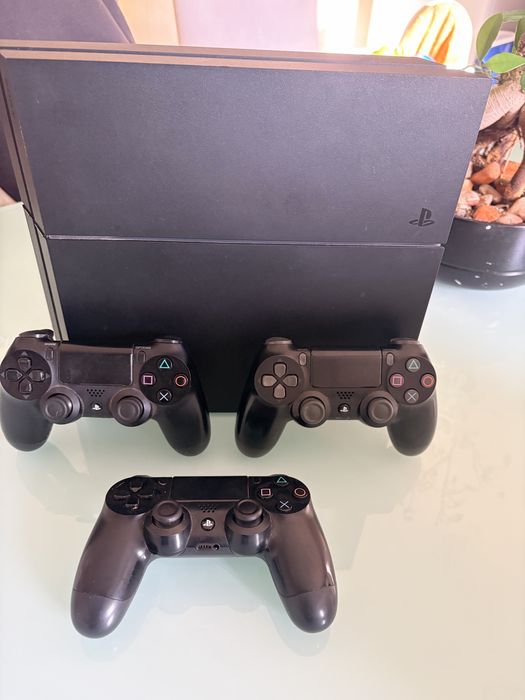 Playstation 4, 500 GB, com 3 comandos