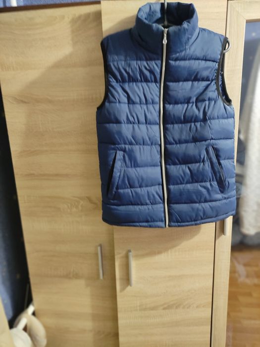 Класна жилетка синього кольору р.S-М. В гарному стані.