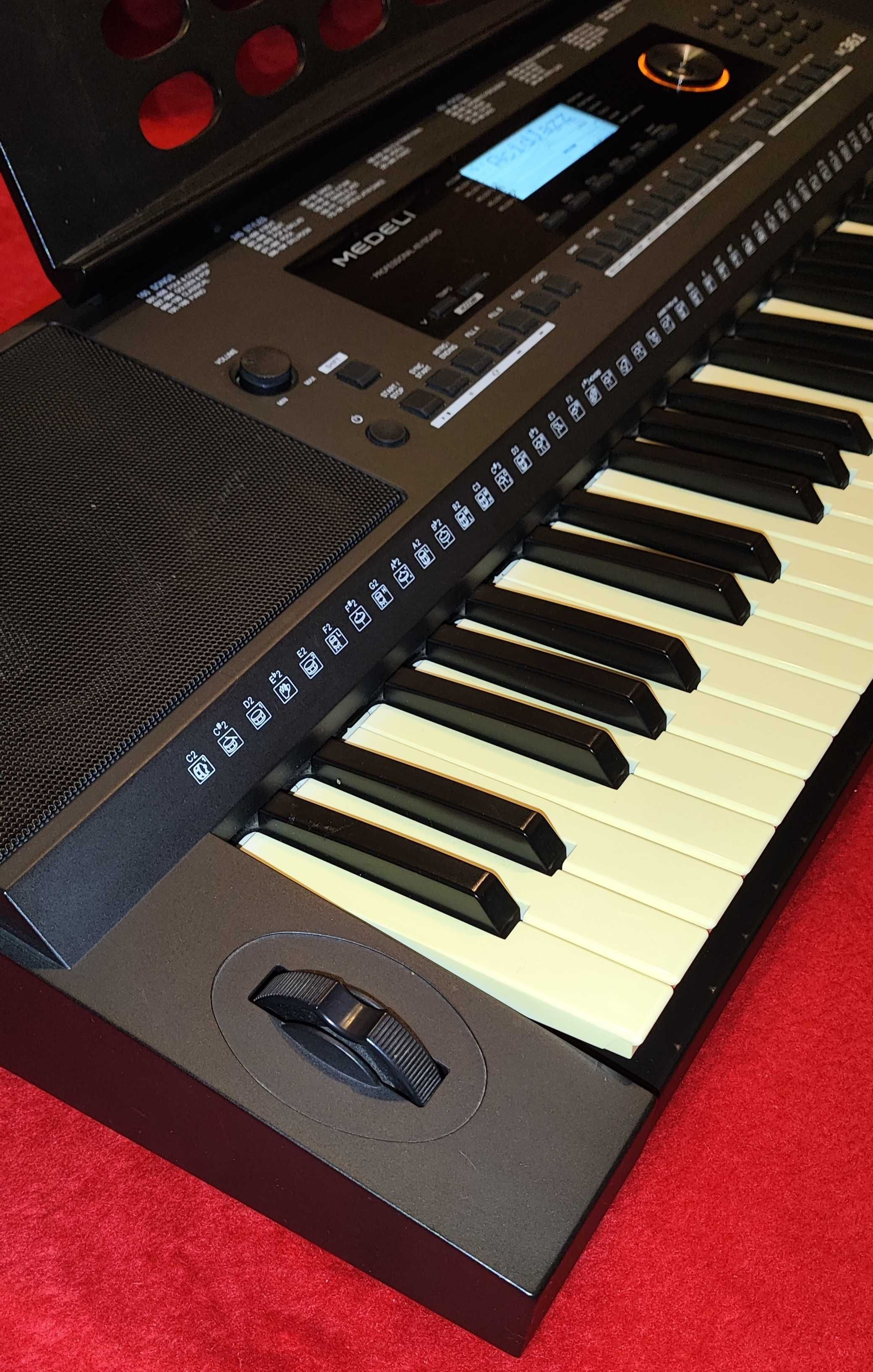 Medeli M 361  Kurzweil Kp-110 синтезатор з мікрофоном vs Yamaha PSR