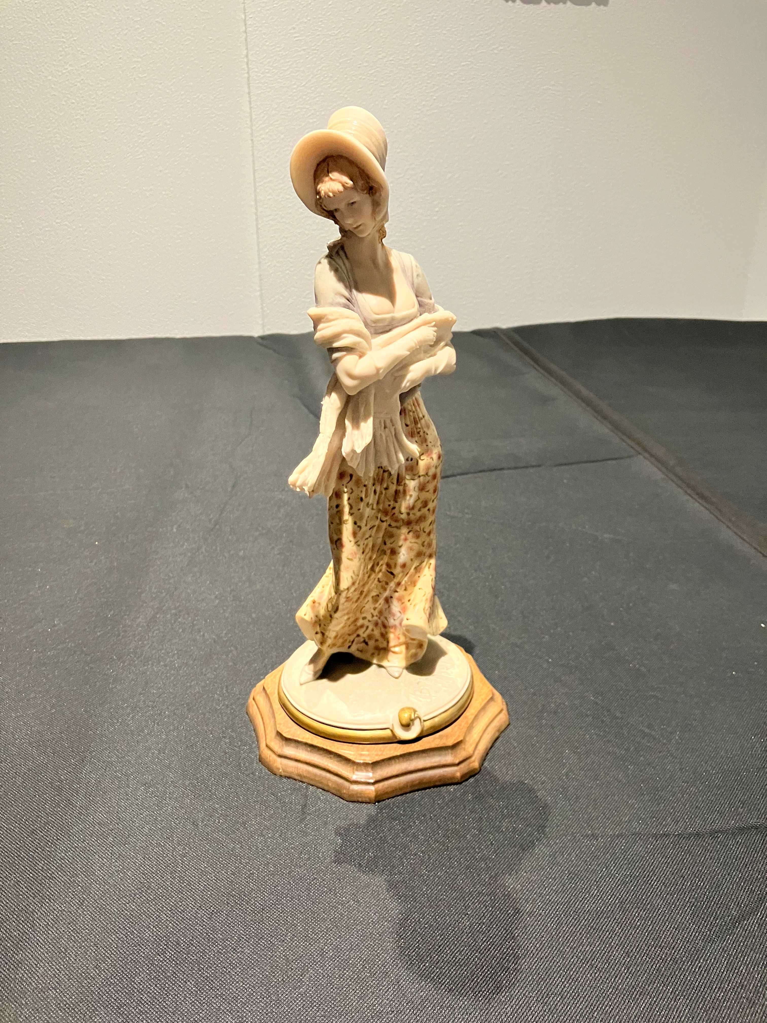 Estatueta em porcelana.