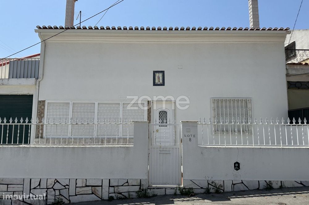Moradia Bi-Familiar à venda na Rua João Lourenço Rebelo, 8