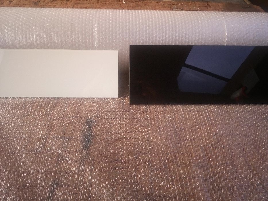 panele szklane białe czarne między meble szkło wzmacniane hartowane