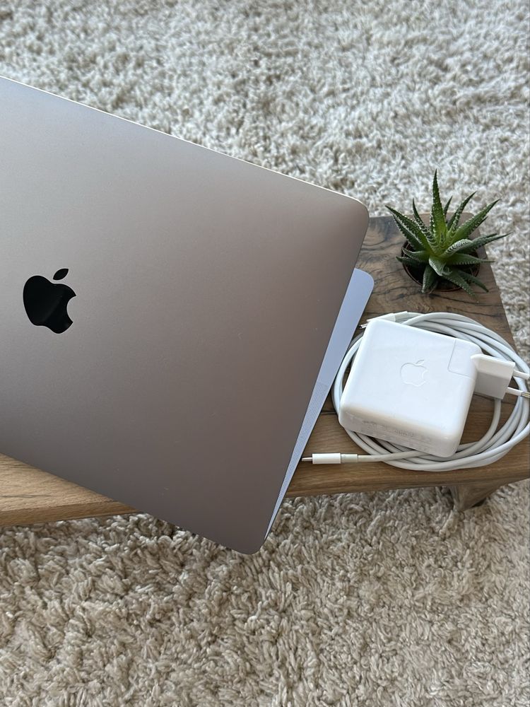 Продам MacBook Pro 13” (M1, 2020)