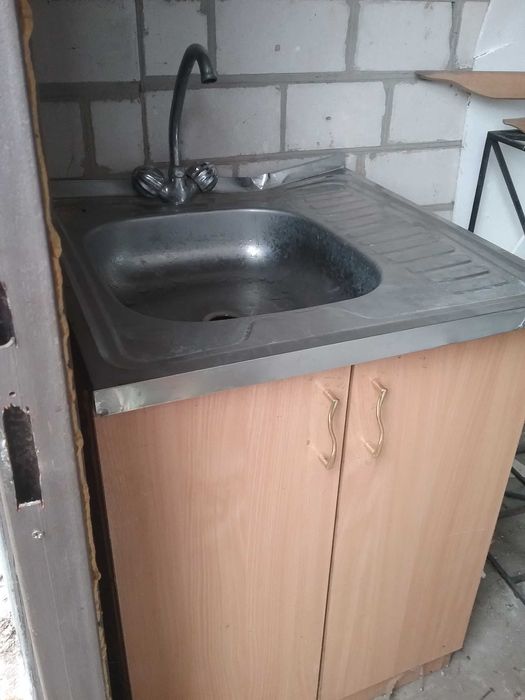 Кухонний столик з мойкою та зм!шувачем води