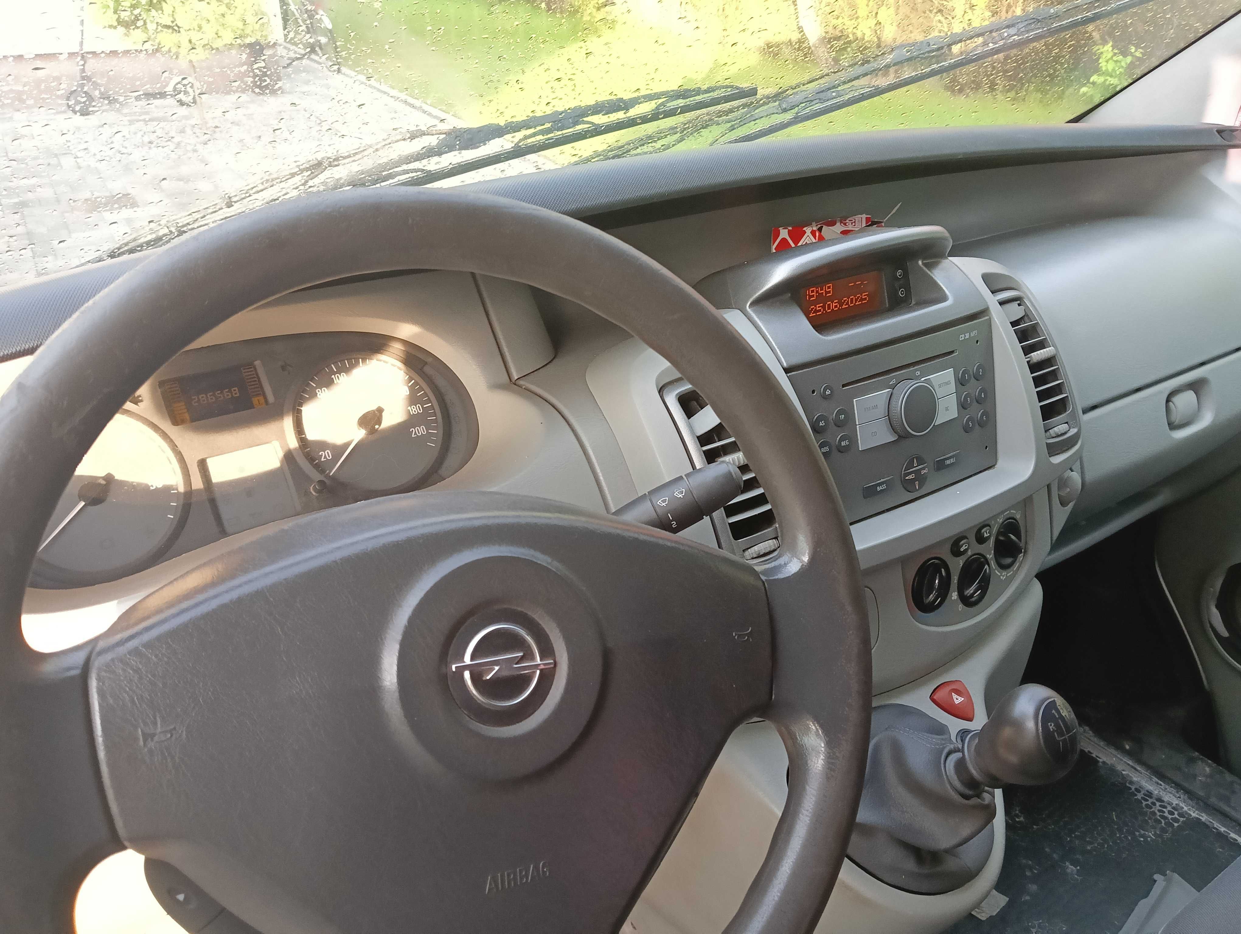 opel vivaro 2.0 CDTi brygadówka bdb stan lift 2008 6 osób