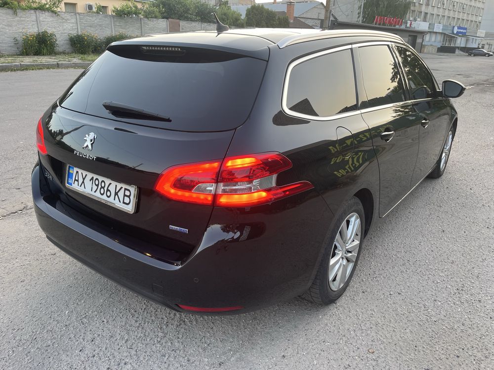 Продам Peugeot 308 двухлитровый дизель 2015 г.