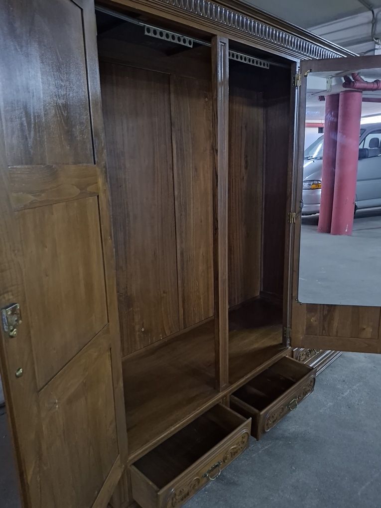 Roupeiro de três portas