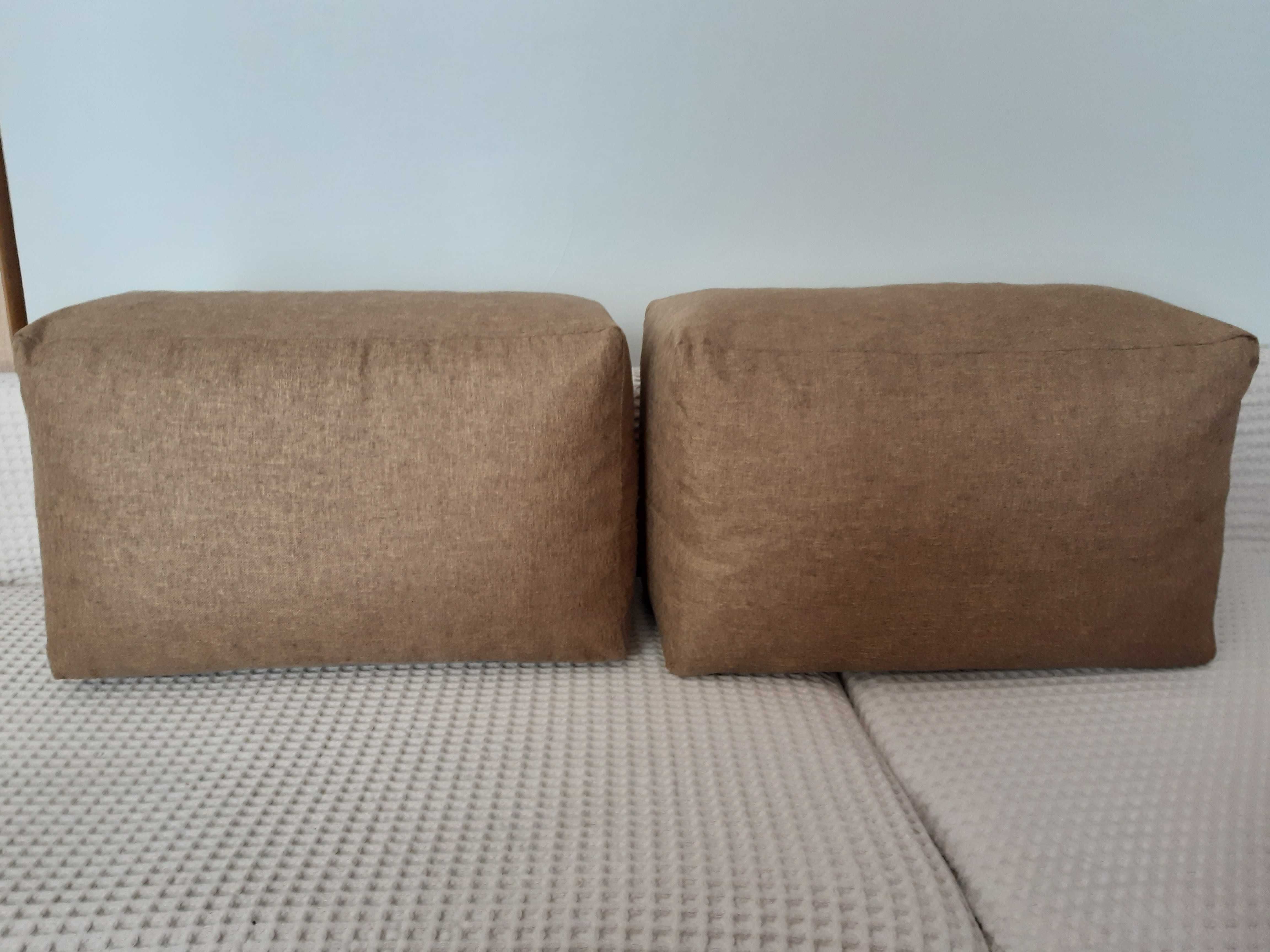 Dwie duże poduszki. Kolor jasno-brązowy.