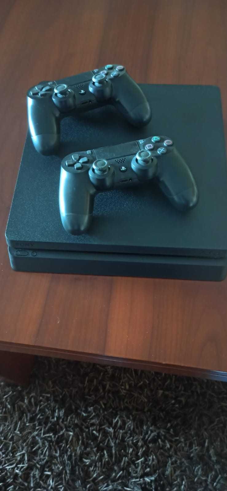 PS4 1TB usada com dois Comandos