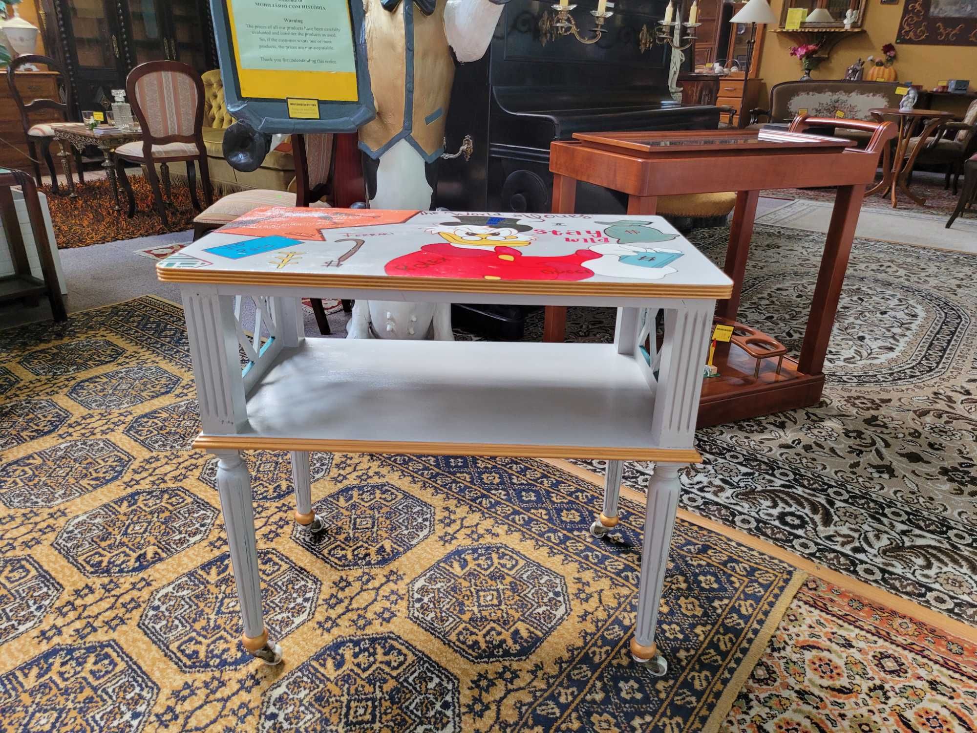 Mesa de apoio em madeira restaurada e pintada de forma p