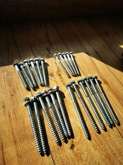 Zestaw nowych wkrętów do drewna 12 i 16 mm z łbem 6-kątnym