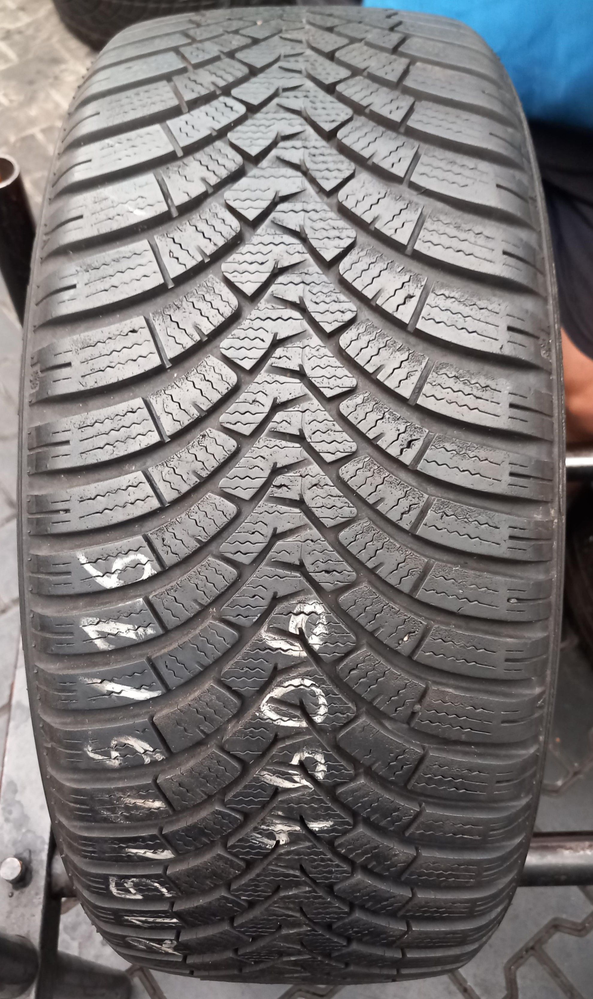 215/45/16 Falken Euro Winter HS01 90V
