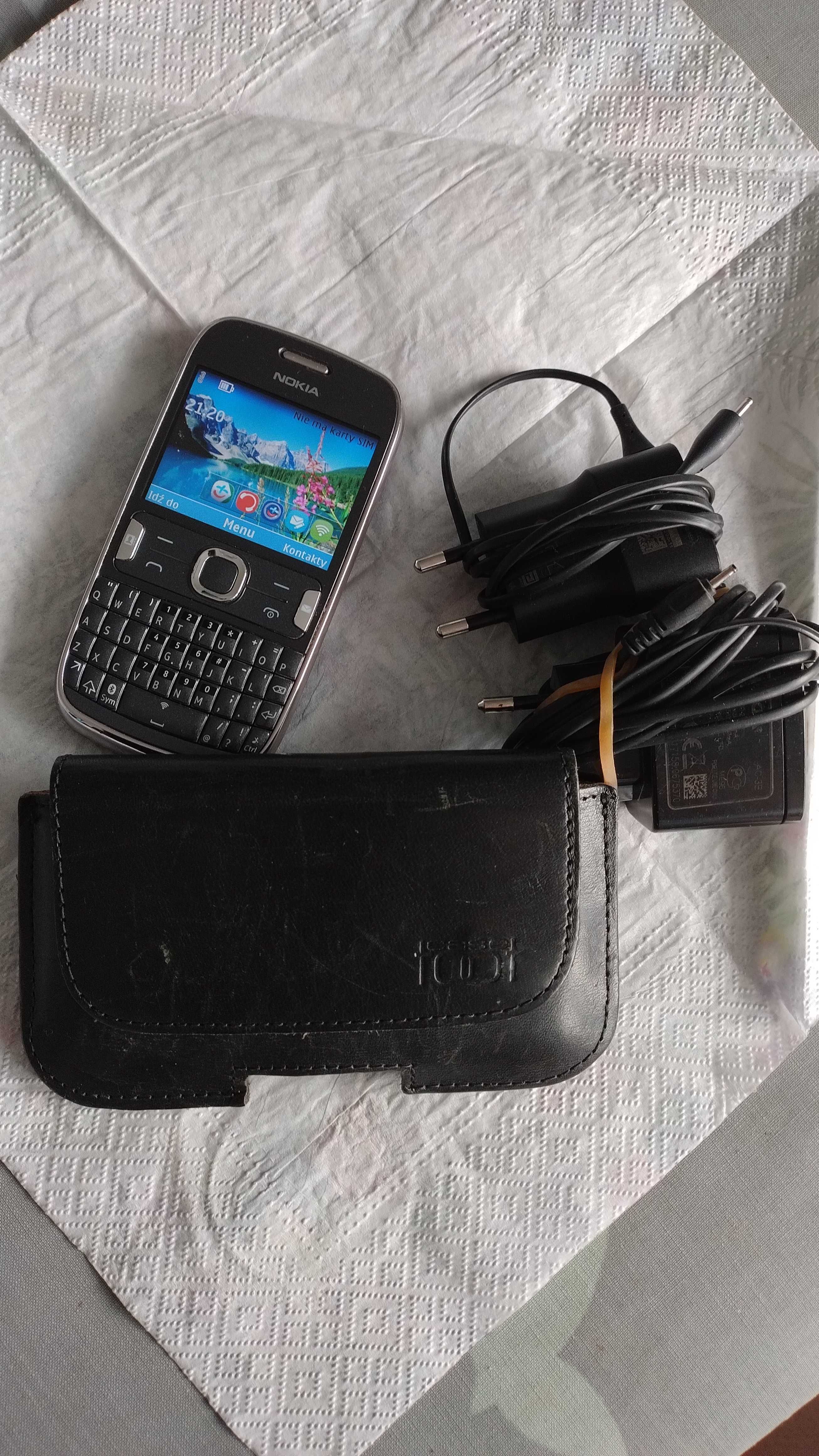 Nokia 302 z etui i ładowarką
