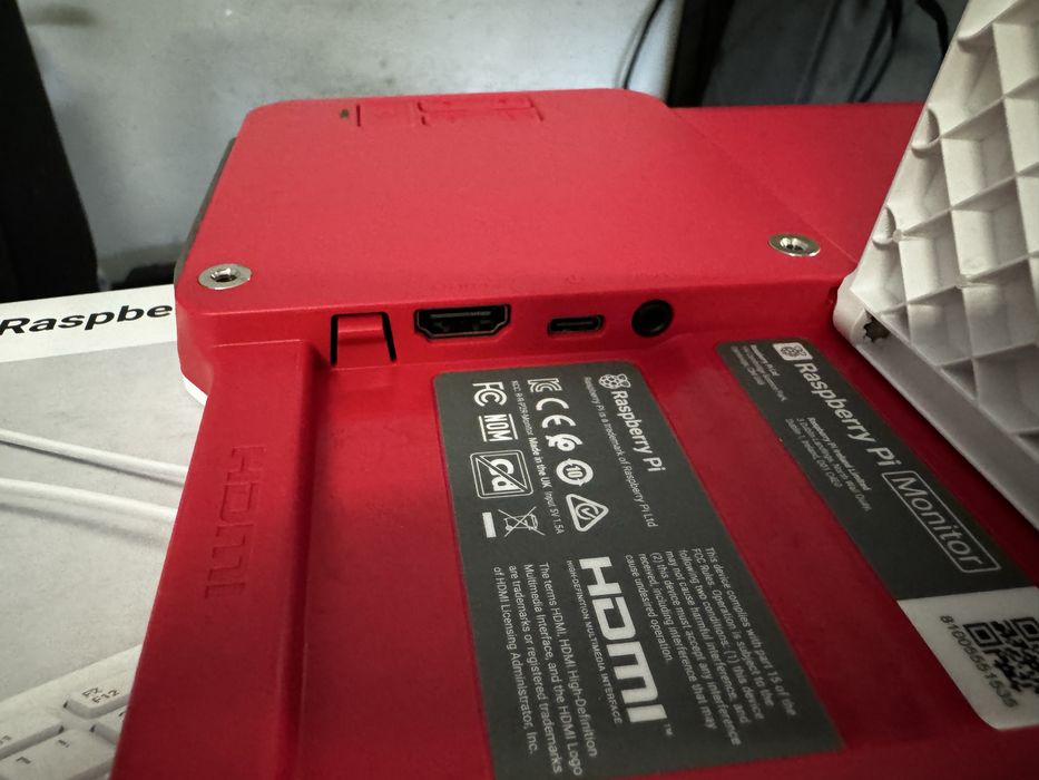 Zestaw z Raspberry Pi 500 - EU 8GB RAM 2,4GHz + oficjalne akcesoria