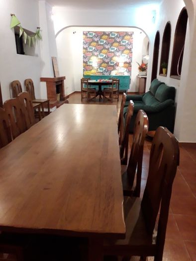 Mesa e 12 cadeiras em pinho maciço