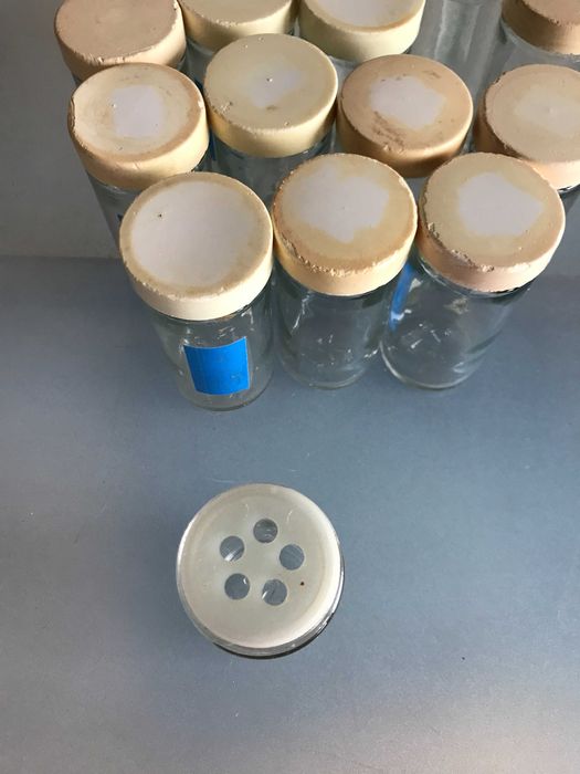 Frascos para especiarias + suportes em metal (oferta)