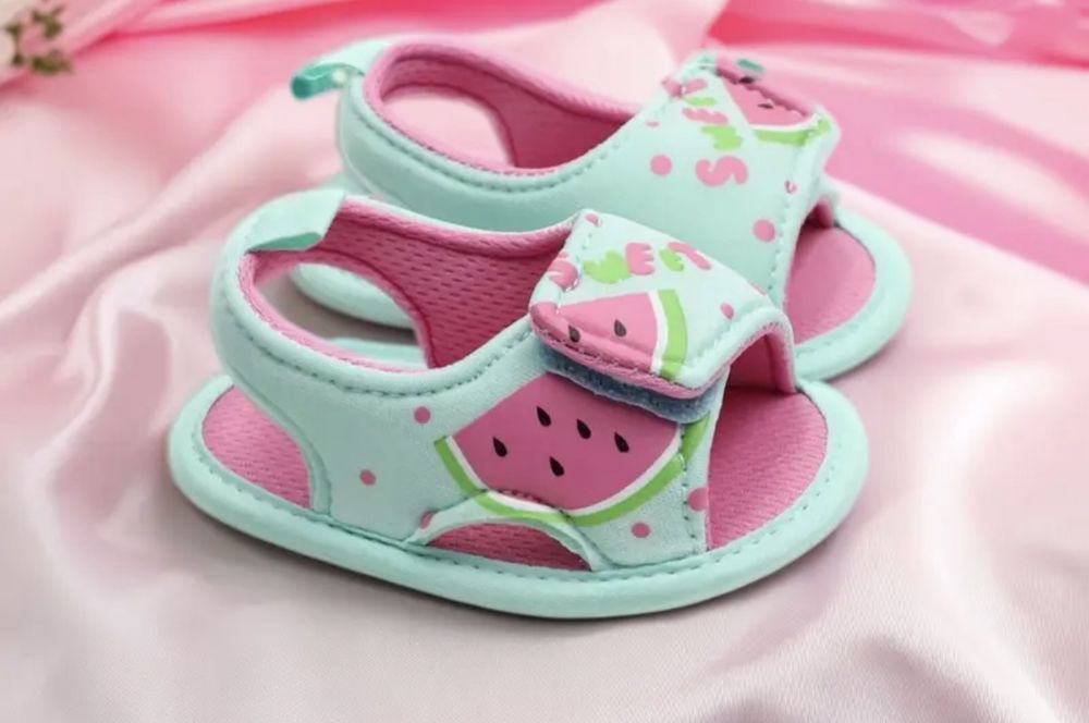 Нові босоніжки для дівчинки