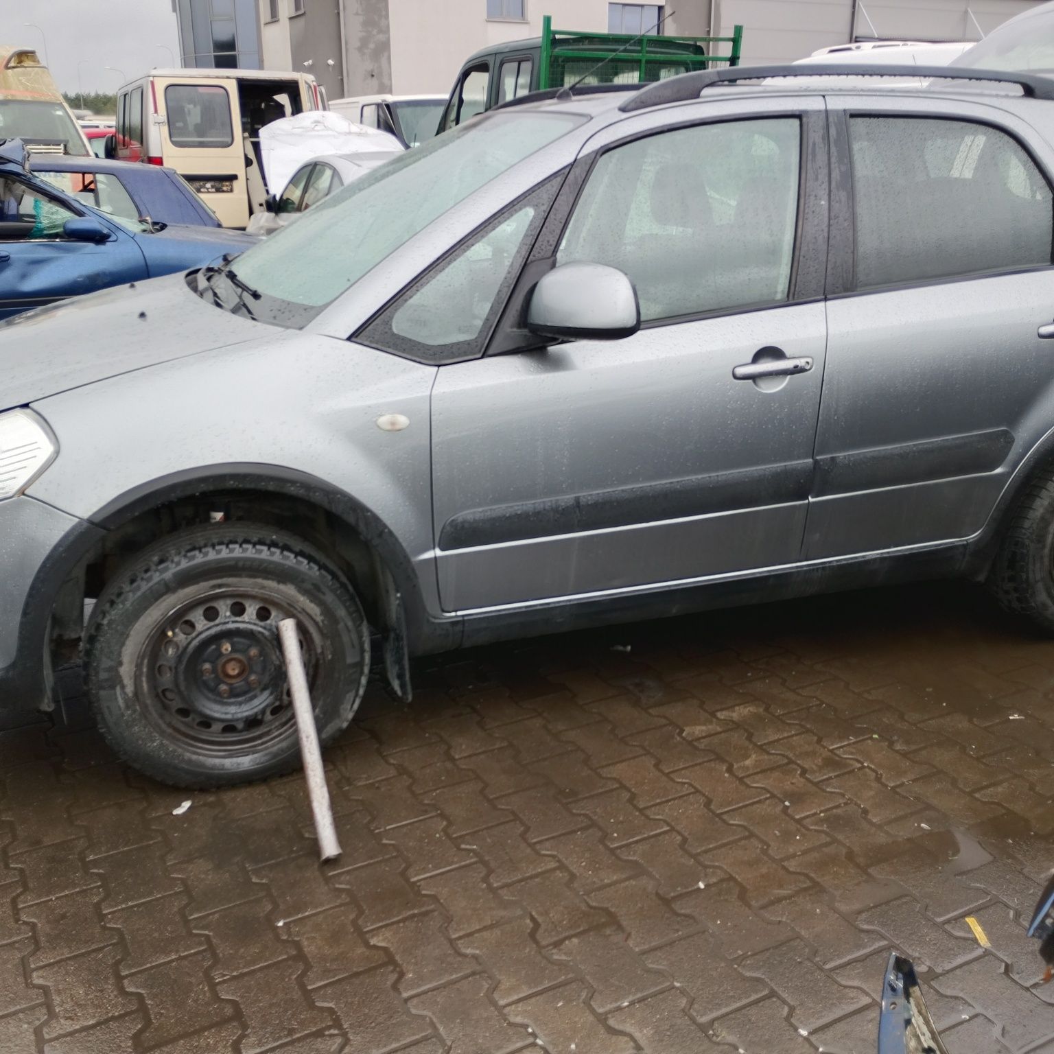 Drzwi i wiele innych. Suzuki SX4 1.6 napęd 4x4
