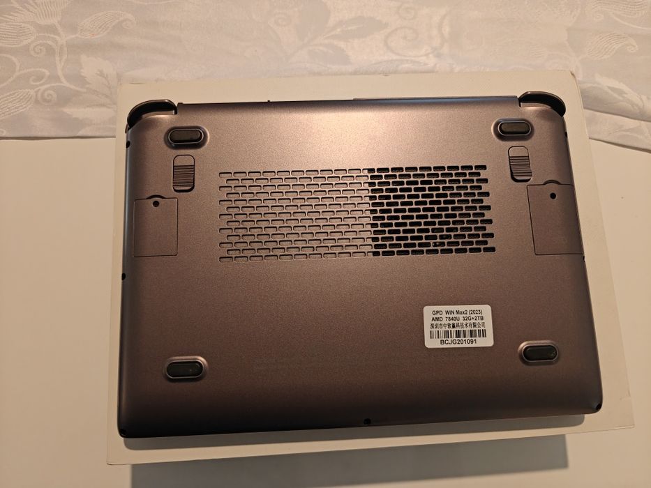 GPD WIN Max 2 (2023) AMD 7840U / 32GB RAM / 2TB SSD - Como Novo!