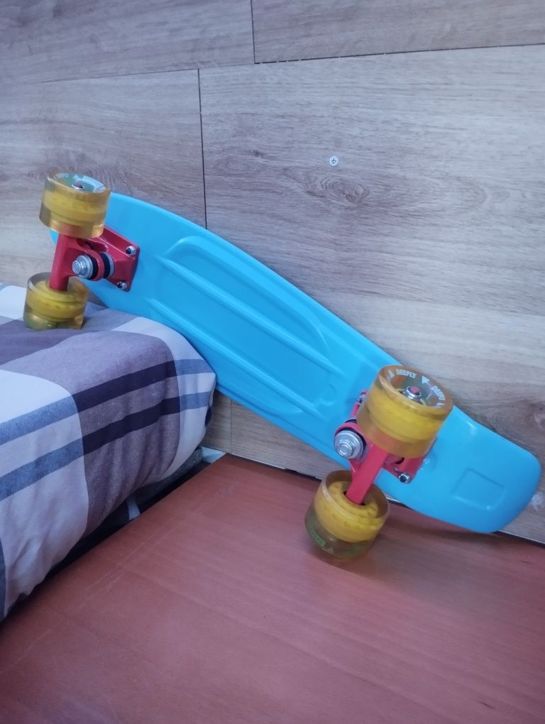 Vendo Skate penny, praticamente novo, pouco uso.