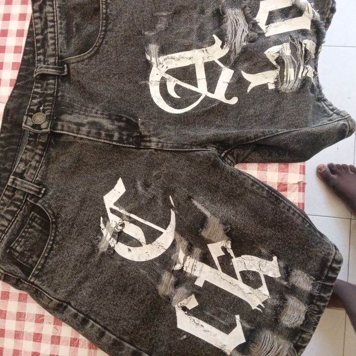 short jeans destroyed com letras estanpadas