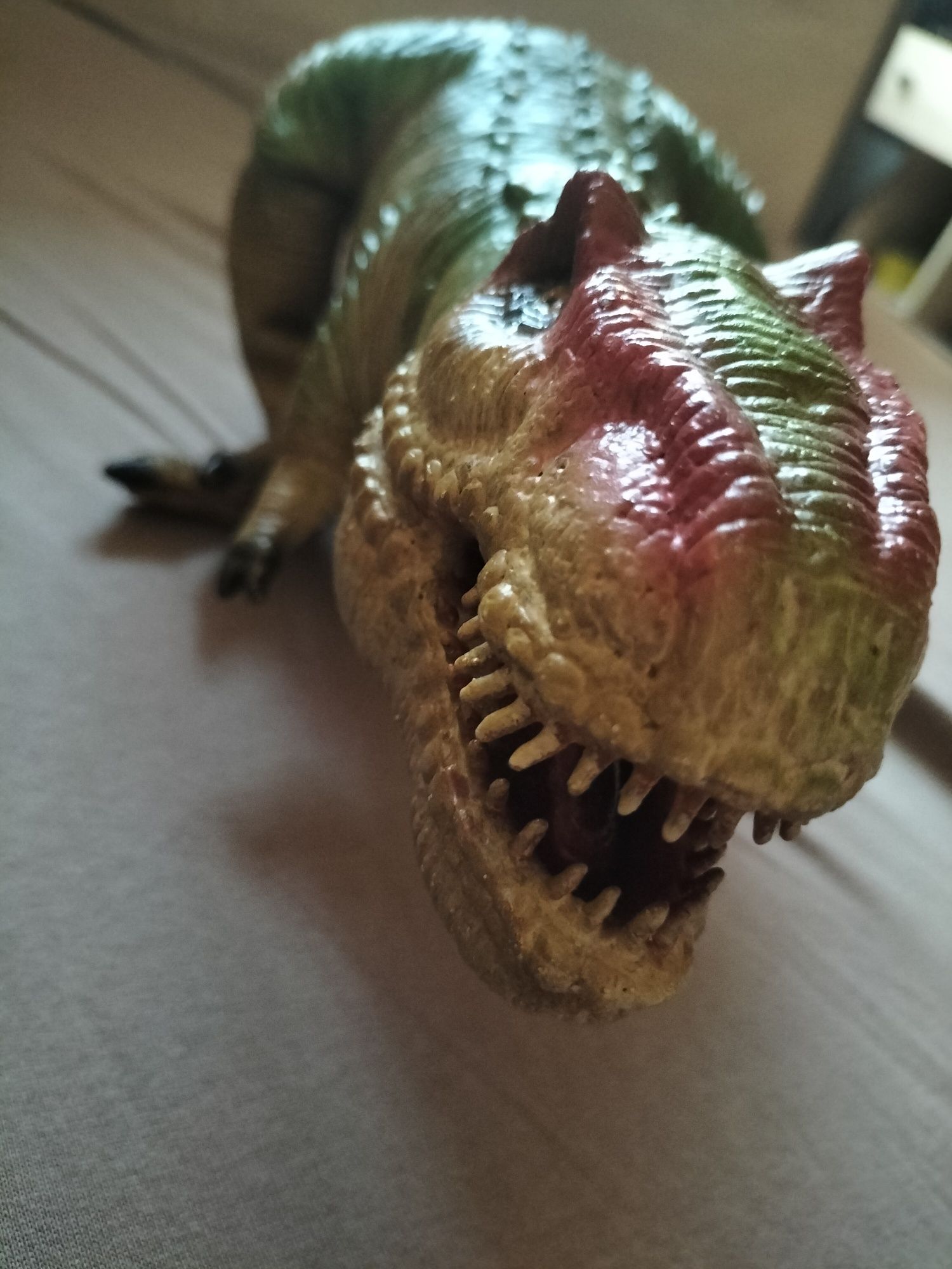 Dinozaur - gumowa zabawka
